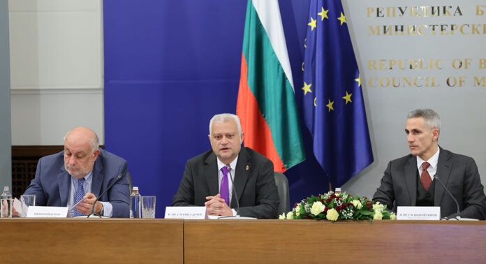 Премиерът Гюров и министър Дечев с план за честни избори след среща с наблюдатели