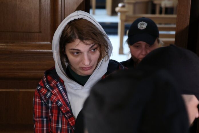 Съдът остави в ареста нападателката, ранила с нож четирима германци в София