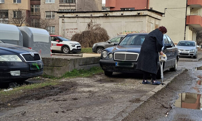Фейсбук контрол: Шофьор в Перник е санкциониран за паркиране върху тротоар