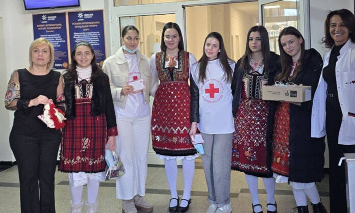 Баба Марта донесе празнично настроение в МБАЛ „Д-р Асен Велев“ в Разлог