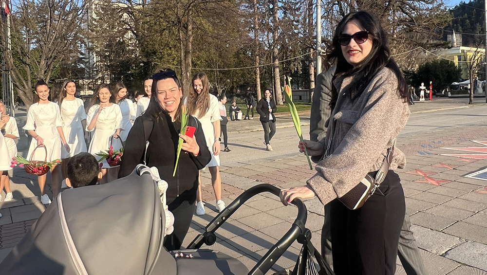 Кметът Огнян Атанасов и девойки „Кюстендилска пролет 2026“ поздравиха дамите за 8 март - Инфомрежа