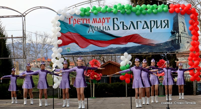 Тържествена церемония и факелно шествие в Микрево в навечерието на Трети март Тържествена церемония и факелно шествие в Микрево в навечерието на Трети март - Инфомрежа