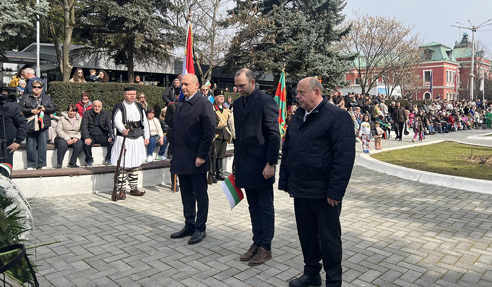 Кюстендил отбеляза тържествено 3 март, девойките от „Кюстендилска пролет“ раздадоха 1 000 знамена Кюстендил отбеляза тържествено 3 март, девойките от „Кюстендилска пролет“ раздадоха 1 000 знамена - Инфомрежа
