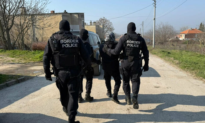 Арести след разбита ОПГ за мигранти