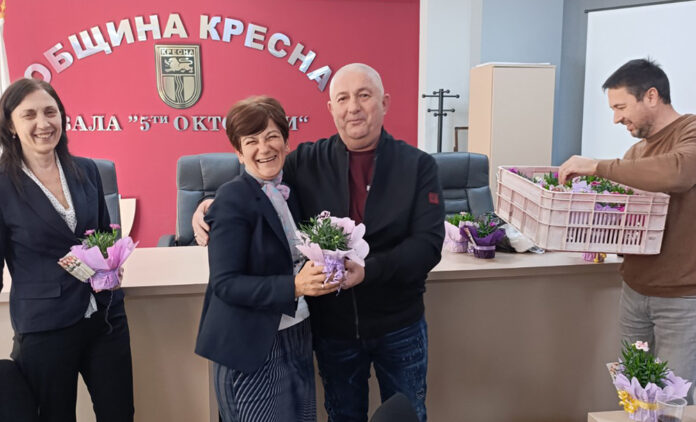 Кметът Николай Георгиев поздрави дамите в Кресна за Международния ден на жената