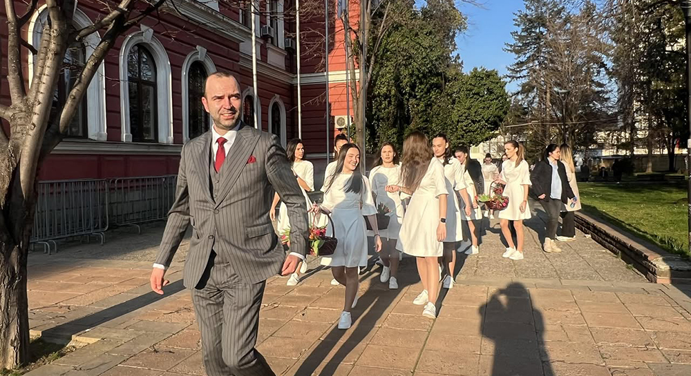 Кметът Огнян Атанасов и девойки „Кюстендилска пролет 2026“ поздравиха дамите за 8 март - Инфомрежа