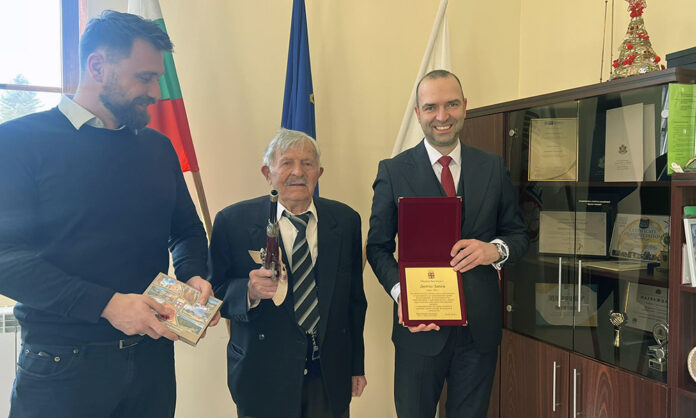 Бай Димата на гости при кмета на Кюстендил