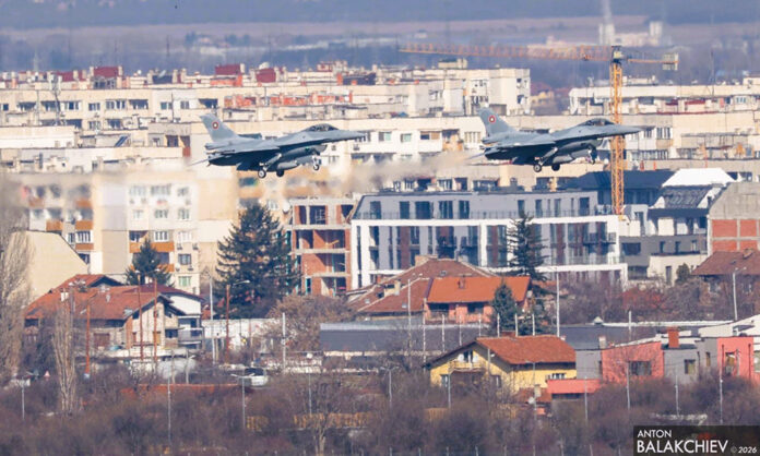 Вдигнаха F-16 на тренировки, не било заради войната