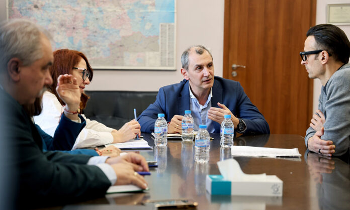 Бербатов иска да отвори спортните салони в училищата след часовете