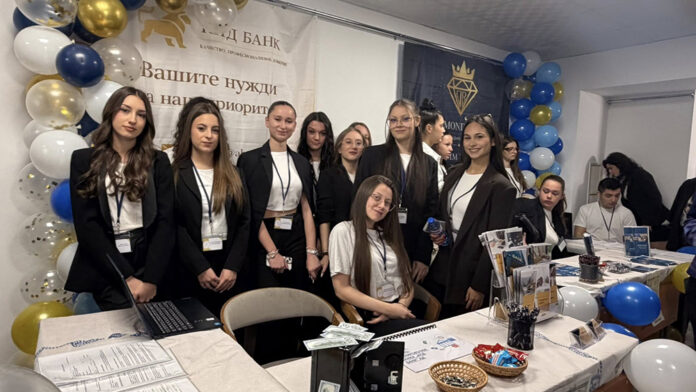 Бъдещи банкери и дизайнери: Училищният панаир на ПГИ „Иван Илиев“ събра елита на Благоевград