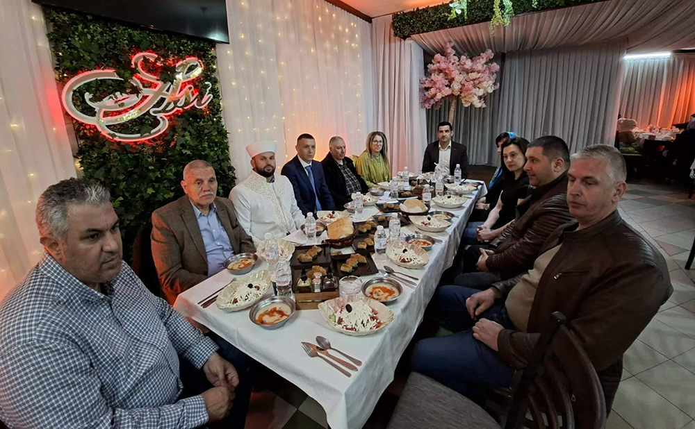 Традиционен ифтар обедини жители и гости на Якоруда в чест на Рамазан Традиционен ифтар обедини жители и гости на Якоруда в чест на Рамазан - Инфомрежа