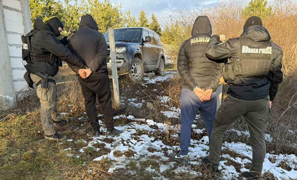 „Гранична полиция“ разби високотехнологична наркооранжерия край Своге, трима са в ареста „Гранична полиция“ разби високотехнологична наркооранжерия край Своге, трима са в ареста - Инфомрежа