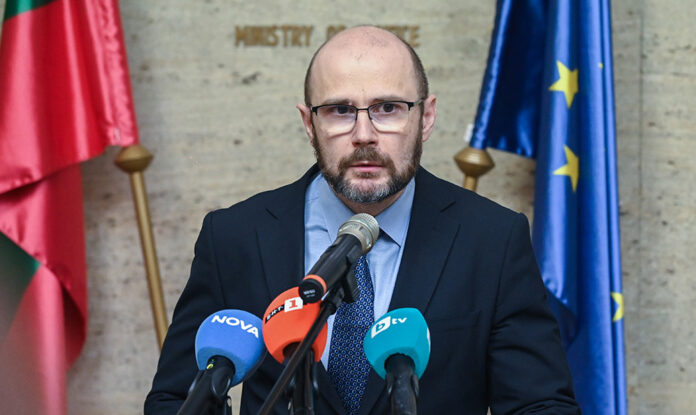 Министър Янкулов предаде сигнала на БОЕЦ за „архива на Еврото“ на МВР и ВКС