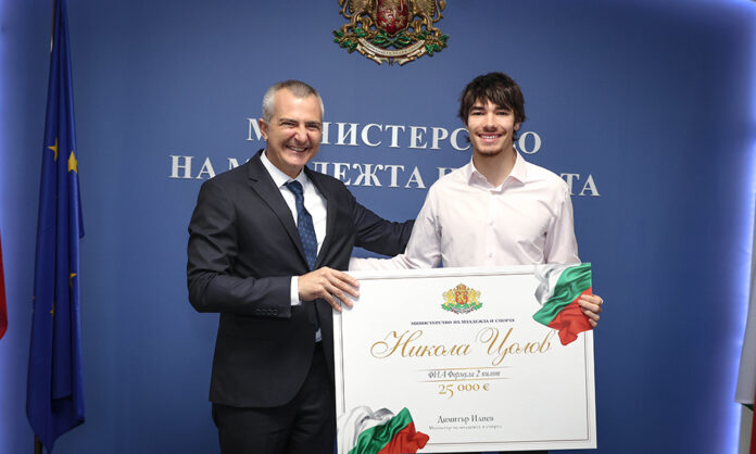 Министър Илиев връчи премия от 25 000 евро на пилота Никола Цолов