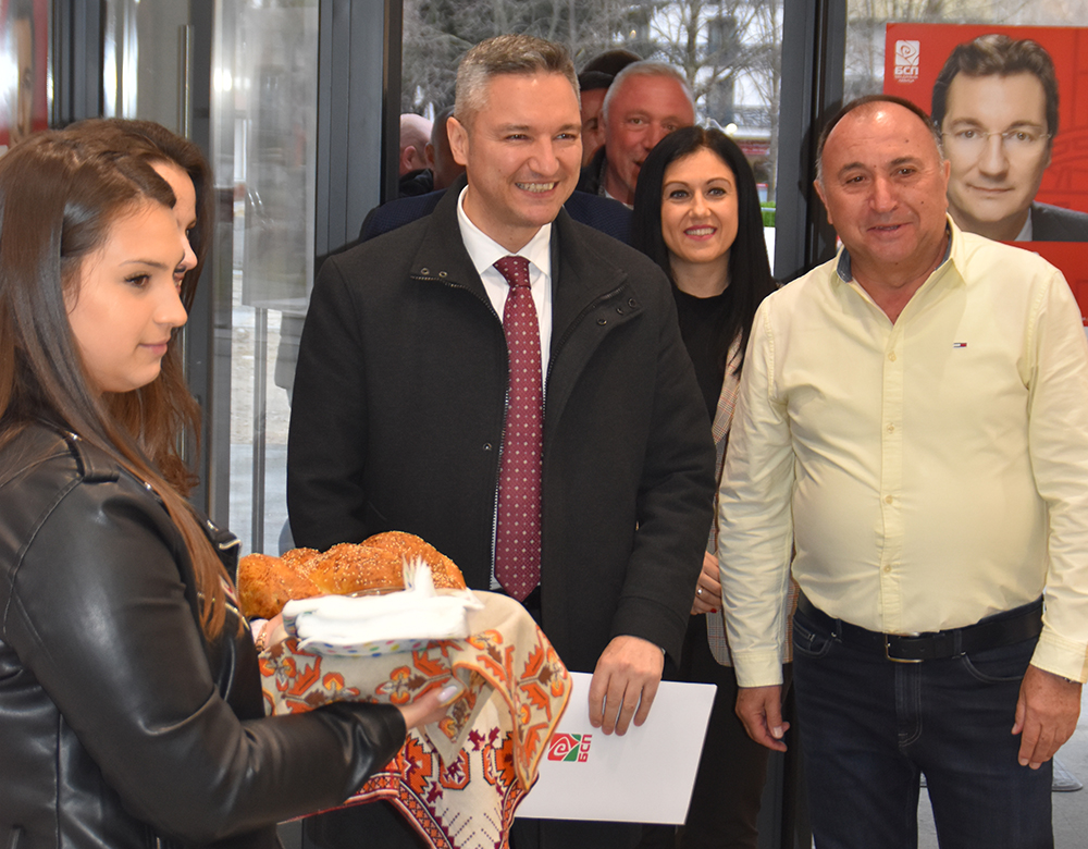БСП откри предизборната си кампания в Гоце Делчев заедно с Кристиан Вигенин БСП откри предизборната си кампания в Гоце Делчев заедно с Кристиан Вигенин - Инфомрежа