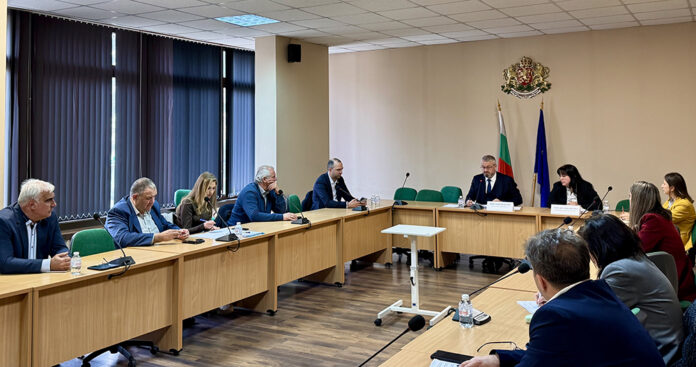 Област Кюстендил с единни паравани за вота: Кристиян Иванчов обсъди подготовката с кметовете