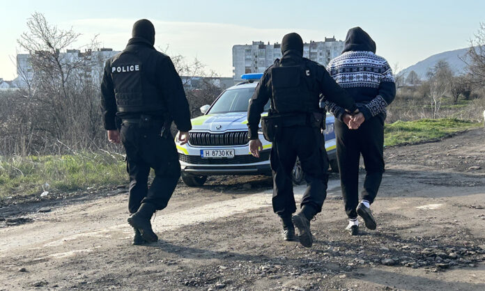 В Ихтиман и Шумен гъмжи от полиция, намериха дрога и пари за гласове