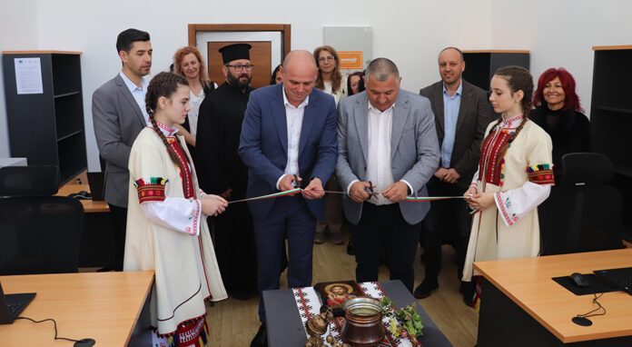 Модерна класна стая и дигитален клуб откриха в Добринище