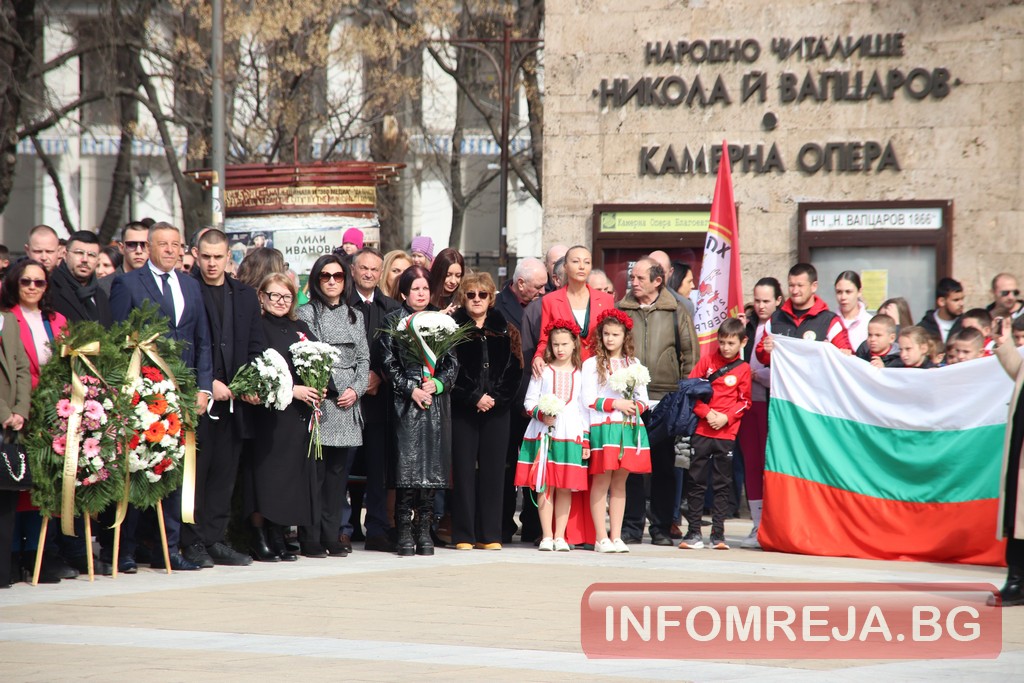 На прага на кампанията: Политици от Благоевград отдадоха почит на освободителите ни На прага на кампанията: Политици от Благоевград отдадоха почит на освободителите ни - Инфомрежа