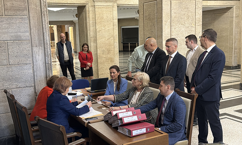 ДПС и БСП се регистрираха в ЦИК за изборите, Пеевски ще усети благодарността на избирателя ДПС и БСП се регистрираха в ЦИК за изборите, Пеевски ще усети благодарността на избирателя - Инфомрежа