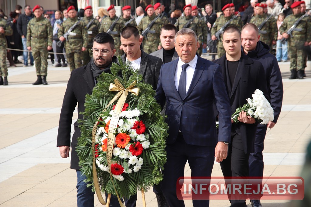 На прага на кампанията: Политици от Благоевград отдадоха почит на освободителите ни На прага на кампанията: Политици от Благоевград отдадоха почит на освободителите ни - Инфомрежа