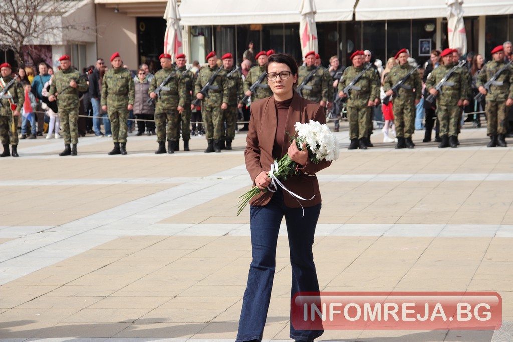 На прага на кампанията: Политици от Благоевград отдадоха почит на освободителите ни На прага на кампанията: Политици от Благоевград отдадоха почит на освободителите ни - Инфомрежа
