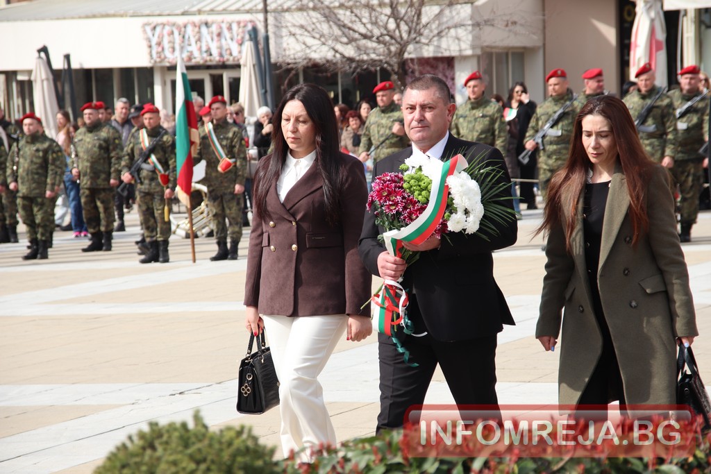 На прага на кампанията: Политици от Благоевград отдадоха почит на освободителите ни На прага на кампанията: Политици от Благоевград отдадоха почит на освободителите ни - Инфомрежа