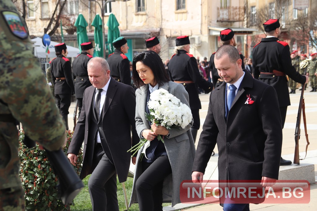На прага на кампанията: Политици от Благоевград отдадоха почит на освободителите ни На прага на кампанията: Политици от Благоевград отдадоха почит на освободителите ни - Инфомрежа