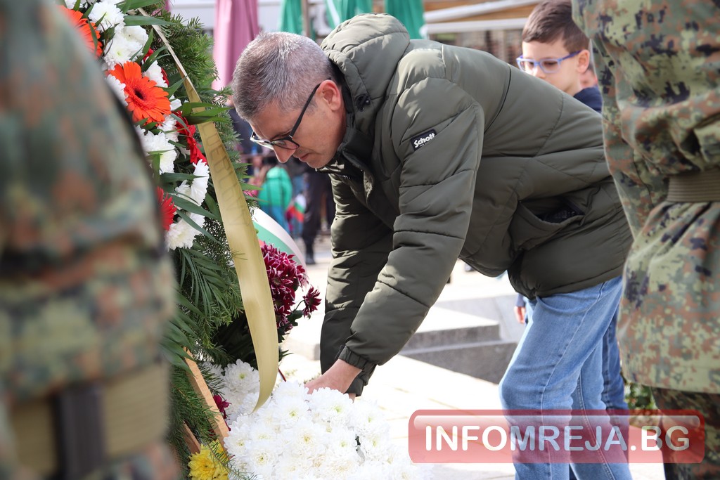 На прага на кампанията: Политици от Благоевград отдадоха почит на освободителите ни На прага на кампанията: Политици от Благоевград отдадоха почит на освободителите ни - Инфомрежа