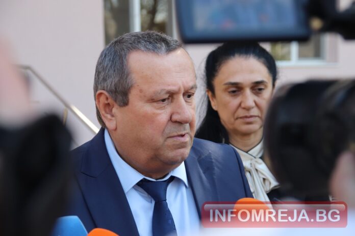 Адемов: Проверяват се сигнали за опити за злоупотреби с хранителните пакети