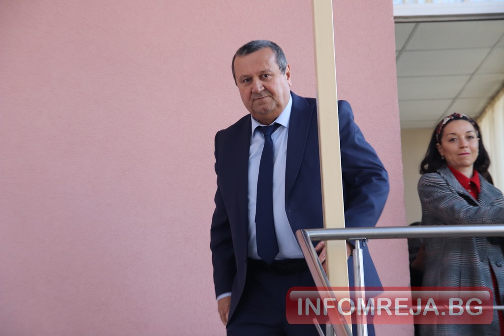 Министър Адемов мисли за предложение на един каубой от „Струмско“ Министър Адемов мисли за предложение на един каубой от "Струмско" - Инфомрежа
