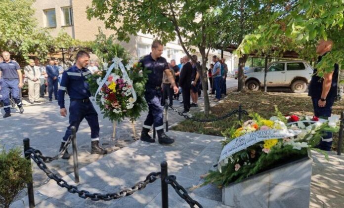 Венец и едноминутно мълчание в Кюстендил в памет на загиналите полицаи
