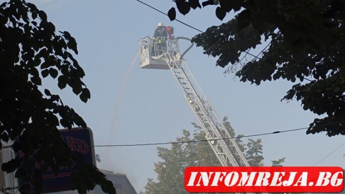 Пожар изпепели покрива на къща в Банско