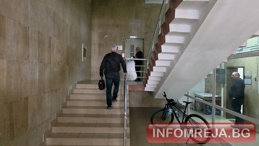 Куриоз в изборния ден: Председателят на РИК – Благоевград заседна в асансьора преди брифинга Куриоз в изборния ден: Председателят на РИК – Благоевград заседна в асансьора преди брифинга - Инфомрежа