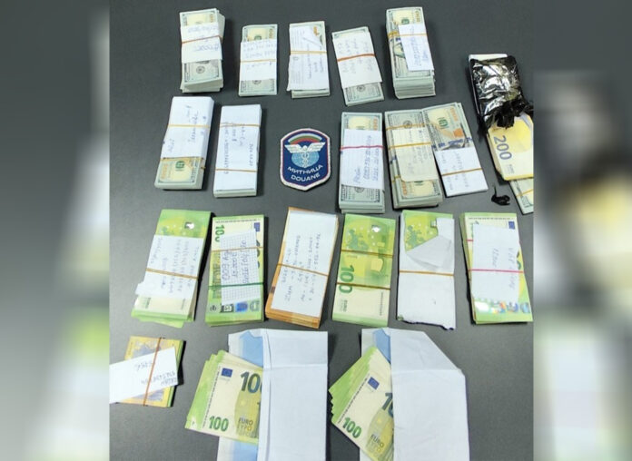 Митничари откриха укрита валута за близо 200 000 евро в турски камион