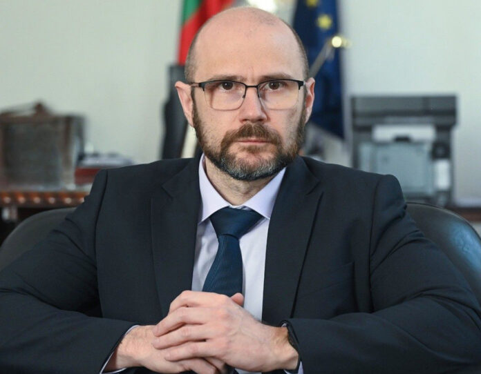 Андрей Янкулов: Пътуванията на Емилия Русинова с Петьо Петров нарушават етичния кодекс на магистрата