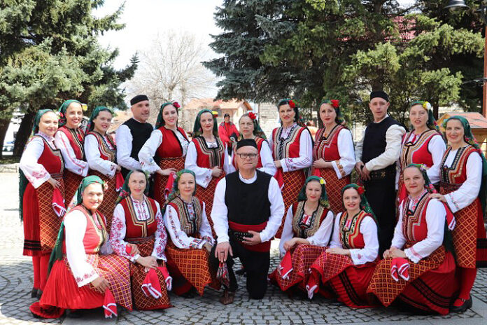 Празничен звън и народни танци изпълниха центъра на Банско на Цветница