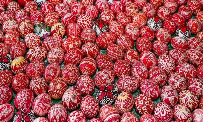 350 ръчно рисувани яйца озариха Разлог за Великден