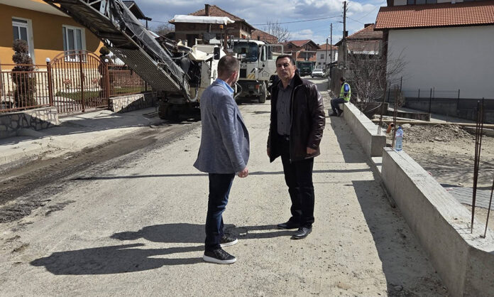Започна ремонтът на общинския път и тротоарите в село Осиково