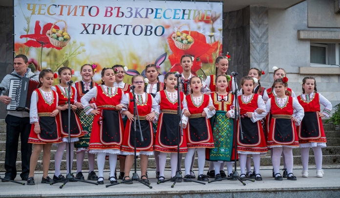 Празнично хоро и музика огласиха площада в Якоруда за Възкресение