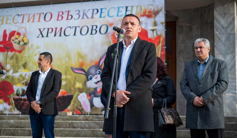 Празнично хоро и музика огласиха площада в Якоруда за Възкресение Празнично хоро и музика огласиха площада в Якоруда за Възкресение - Инфомрежа