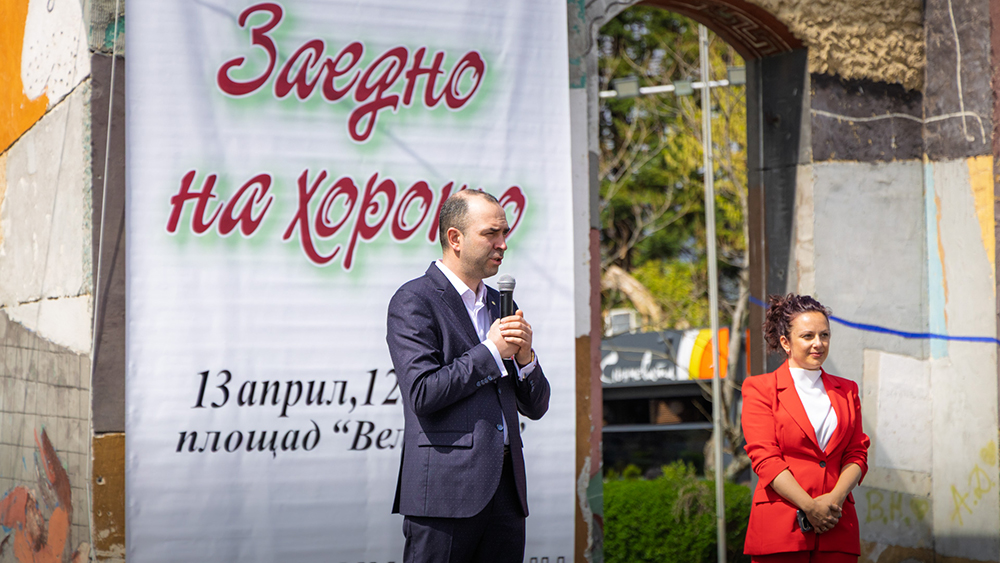 Стотици на площада в Кюстендил с обща кауза: „Ние сме Бенджи“ Стотици на площада в Кюстендил с обща кауза: „Ние сме Бенджи“ - Инфомрежа