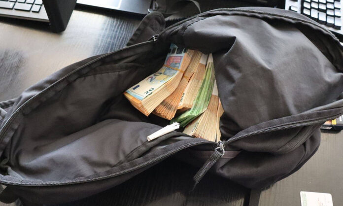 Двама са задържани с раници, тъпкани с пари за гласове, теглили ги от банка