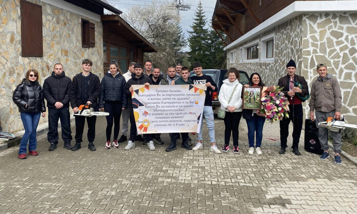 Класната на 12. Б в ПЛТГ в Банско каза „Да“ на неустоима покана за бал