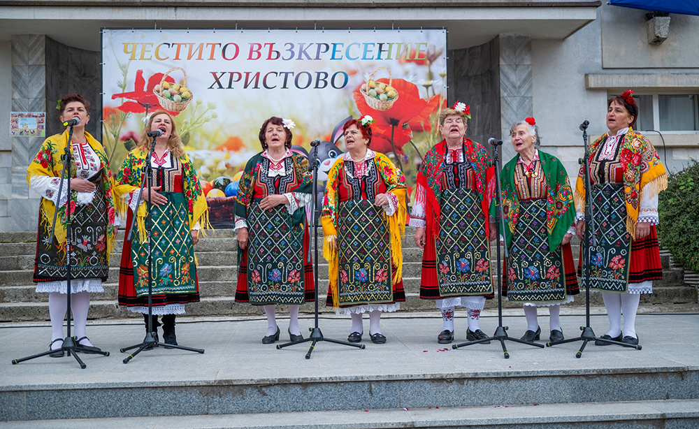 Празнично хоро и музика огласиха площада в Якоруда за Възкресение Празнично хоро и музика огласиха площада в Якоруда за Възкресение - Инфомрежа