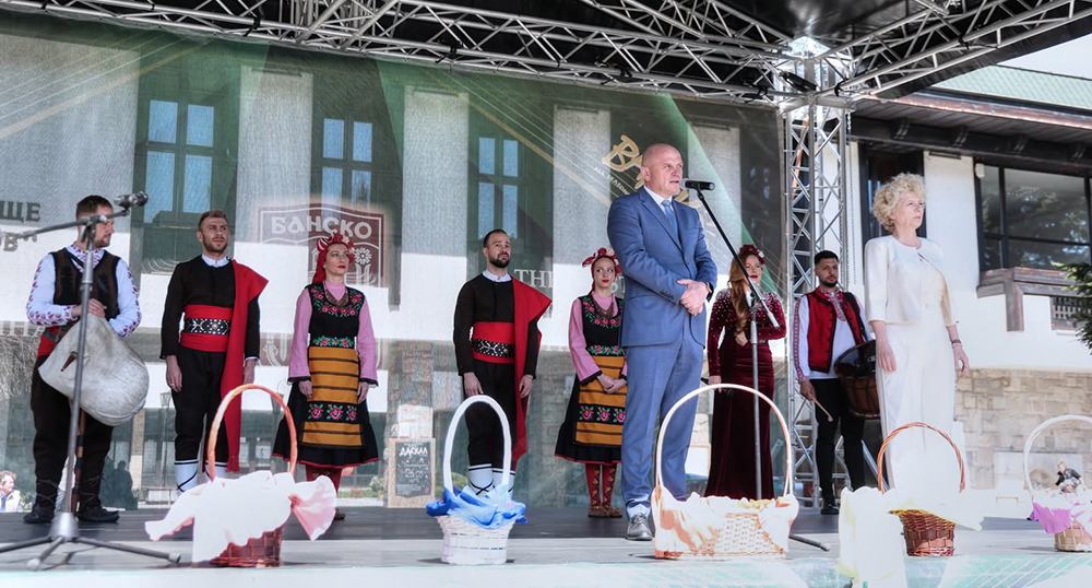 Великден в Банско: Благодатен огън, фолклорна магия и древни „ломади“ Великден в Банско: Благодатен огън, фолклорна магия и древни „ломади“ - Инфомрежа