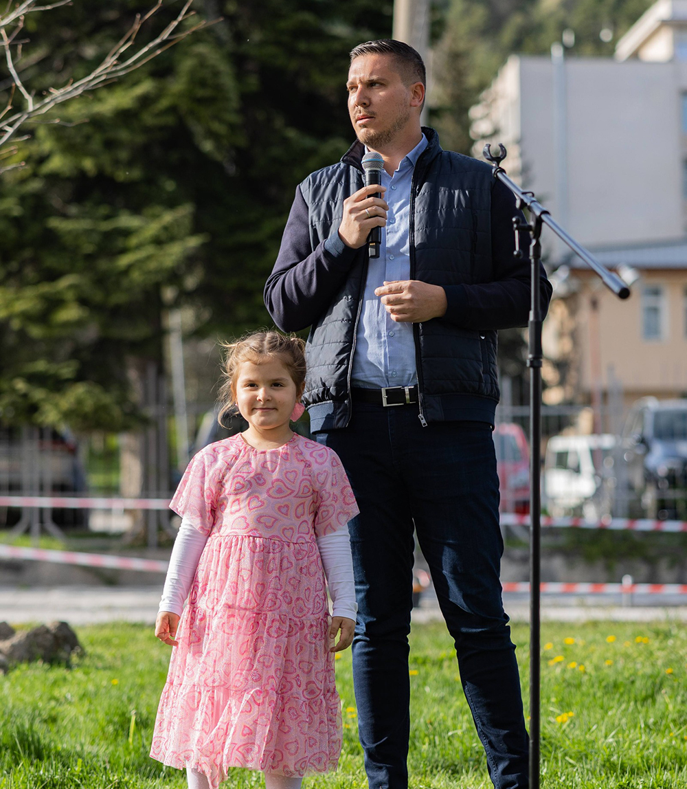 Иван Герчев закри предизборната си кампания с кауза: 15 дървета и 105 български знамена, ръка за ръка с приятели, заедно – за силен регион, за България Иван Герчев закри предизборната си кампания с кауза: 15 дървета и 105 български знамена, ръка за ръка с приятели, заедно - за силен регион, за България - Инфомрежа