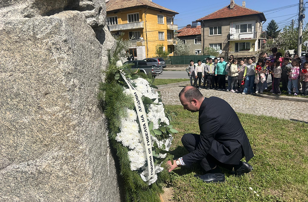 Кюстендил се поклони пред паметта на алпинистите Людмил Янков и Стоян Наков Кюстендил се поклони пред паметта на алпинистите Людмил Янков и Стоян Наков - Инфомрежа