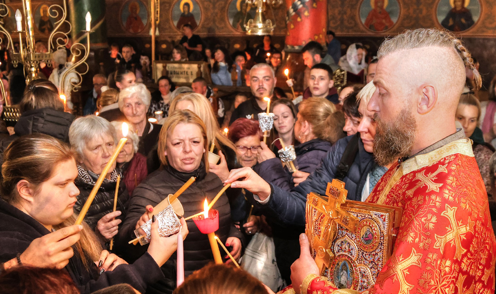 Великден в Банско: Благодатен огън, фолклорна магия и древни „ломади“ Великден в Банско: Благодатен огън, фолклорна магия и древни „ломади“ - Инфомрежа