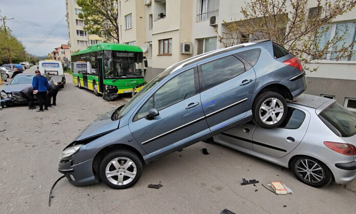 Автобус помете пет паркирани коли в Хасково, шофьорът употребил наркотици